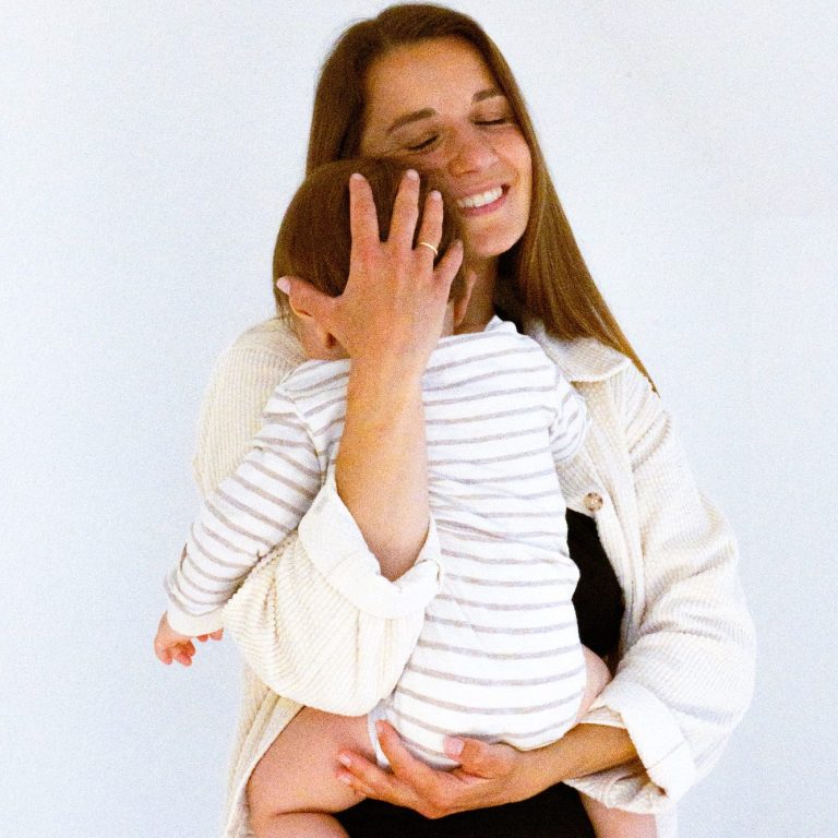 Janina Hirzel mit Baby auf dem Arm Janina Hirzel, Gründerin von Filderkinder mit ihrem Kind auf dem Arm